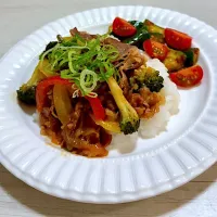 野菜と牛バラ肉炒めメシとキュウリのぶっ叩き添え