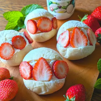 Snapdishの人気料理写真:マリトッツォ🍓みたいなの作りました💕