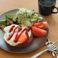 目玉焼きトーストと夏野菜のワンプレート朝ごはん☕️|kaeさん