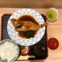 今日の昼ご飯@「地魚定食  一松」さん　煮魚定食（上）　今日のお魚は蒲郡産ゆめかさご　今日は三河湾を見下ろす弘法山と乃木山に登りました。下山後は蒲郡駅まで歩き、駅前の地魚定食屋さんで、ゆめかさごの煮付けをいただきました。美味しかったー😋