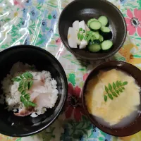 「木の芽をちらして」　鯛すし、キウリと大根の酢味噌和え、卵のすまし