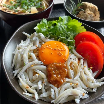 Snapdishの人気料理写真:小豆🌼さんの料理 しらす丼