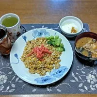 五目炒飯、小松菜のお浸し、味噌汁、熱い日本茶、リプトンさんの冷やしたフレーバーティー、マーマレード入りヨーグルト(昼飯)|enarinさん
