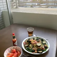 今日の晩ご飯@マンション・ベランダ　ベーコン・茄子・ほうれん草入りペペロンチーノ、トマトサラダ・バルサミコ酢＆オリーブオイル和え　スパゲッティには貧血体質改善のためほうれん草も入れました。ベランダから夕焼けをバックに浮かび上がる鈴鹿山脈のシルエットを眺めながらいただく晩ご飯は最高です😊| なびさん
