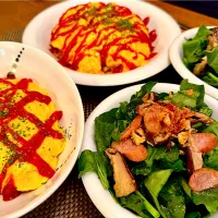 オムライス＆ほうれん草のサラダ（きのことウインナートッピング）😋| ＊yurika＊さん