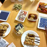 塩焼き鳥、タコのマリネ、そら豆、ひじき入りサラダ、煮玉子、にぎわい弁当。