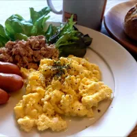 スクランブルエッグとシャウエッセンの朝ごはん|なつさん