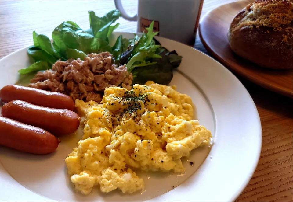 スクランブルエッグとシャウエッセンの朝ごはん|なつさん