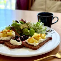 フォルコンブロードで贅沢朝食！3種のオープンサンドプレート|kaeさん