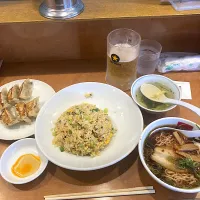 今日の昼ご飯@「中国麺飯食堂 マルナカ」さん⑤  いただきまーす😋　昼からちょっと飛ばし過ぎかなあ・・・でも、今朝体重測ったら59kと、今年の目標60kを1k下回っていたから、まあいいや。|なびさん