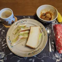 トーストサンドイッチ、オギノパンのあげぱん、里芋の煮物、ホットコーヒー、バナナ(朝ご飯)|enarinさん