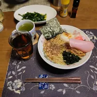 ニララーメン、熱い日本茶、烏龍茶(昼飯)|enarinさん