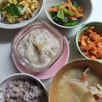 ☆夕飯☆簡単小籠包、カニカマブロッコリー玉、小松菜ナムル、キムチ、雑穀米、豚汁| ｼｮｺﾗさん