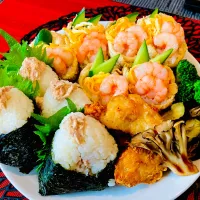✩.*˚稲荷とツナマヨおにぎり🍙| ゆきえもんさん