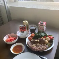 今日の晩ご飯@マンション・ベランダ　ビフテキ・「ステーキのあさくま」さんのステーキソース、色々野菜のグリル、トマトサラダ　　お皿に乗り切れなくなっちゃいましたが、今日はステーキを予めカットしておくのではなく、皿の上でカットしたいと思ったのでこうなりました。|なびさん