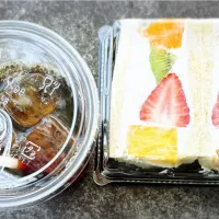 フルーツミックスS＋果実屋ブレンドコーヒー ¥1,090（テイクアウト）| Blue Moon Caféさん