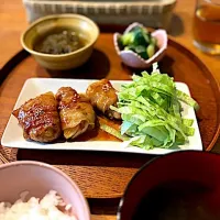 新玉ねぎの豚バラ巻き、もずく酢、きゅうり漬物、とろろ昆布スープ