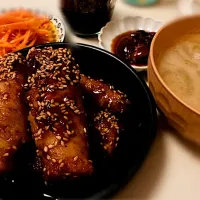 厚揚げの肉巻き🐷キャロットラペ🥕もずく酢🌊お味噌汁🍄ホタルイカの醤油漬け🦑|gunlove❤さん