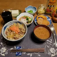牛丼、コロッケ&メンチカツ、薄切りかぼちゃの素揚げ、なめこの味噌汁、酢の物、冷奴、小松菜のお浸し、沢庵、コカ・コーラ(夕飯)|enarinさん