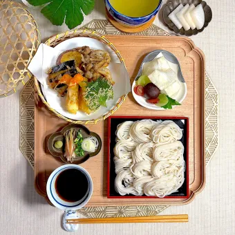 Snapdishの人気料理写真:冷たい蕎麦と天ぷらの献立