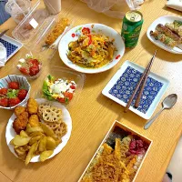 浅漬けキムチ、玉子とアイスプラントのオイスターソース炒め、フライドポテト、れんこんフライ、チキンナゲット、塩焼き鳥、白身魚とえびの天丼、アスパラの鶏むね肉巻きフライ、トマトマリネ、鶏むね肉フライのタルタルソース。|くろーぶやんさん