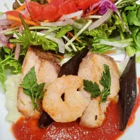 キハダマグロのムニエル、アボカドのマッシュポテトとヒジキ入り烏賊スミのシートと共に。サラダ。　冷製 焼き芋のポタージュ。|K's Lunchさん