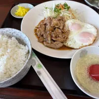 目玉焼きと豚肉炒め盛合せ定食 ¥880|Blue Moon Caféさん