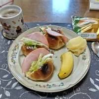 レーズンロールパントーストサンドイッチ、抹茶ホイップクリームパン、沢庵、ホットコーヒー、バナナ(朝ご飯)|enarinさん