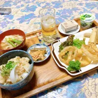 grandmaの晩ごはん☆ 今夜は新玉ねぎをもらったから…
玉ねぎ三昧
玉ねぎの豚汁
玉ねぎご飯
玉ねぎのリング揚げ
フキをもらったから…筍と煮物に
メンマとフキの佃煮
柚子酒で頂きます|kaoriさん