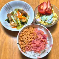 マグロのたたきと鮭フレーク丼、小松菜とにんじんとかまぼこの煮物、マカロニサラダ|みさん
