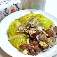 春キャベツとアサリのワイン蒸し🍾