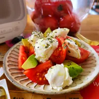 手作りモッツァレラチーズでトマトとアボカドのサラダ
