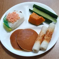 鮭おにぎり、かぼちゃ、きゅうり、パンケーキ、竹輪|ナナさん