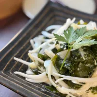 「ワカメのフレンチサラダ」
⁡
・新玉ねぎ  1/2個
・乾燥カットワカメ
⁡
(ドレッシング)
・酢  大さじ1.5
・マヨネーズ  大さじ1
・オリーブオイル  大さじ1
＊スパイス塩麹  大さじ1
・黒胡椒  適量
⁡
( 作り方）

①ワカメは水で戻し、玉ねぎはスライスにして水にさらし水気を絞る
②ドレッシ| ひろこさん