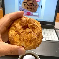 今日の昼ご飯@オフィス　「コモ」さんのアップルパイ　社長がお得意様から頂戴したものを社長秘書さんよりおさがりしてもらいました|なびさん