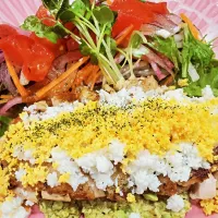 チキンソテー、ミモザ風。枝豆とバジルのソースで。サラダ。　冷製 カボチャのポタージュ。|K's Lunchさん