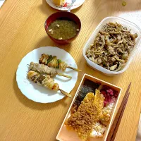 塩焼き鳥、白身魚入り天丼、自家製きのこのマリネ、あおさのお味噌汁。|くろーぶやんさん