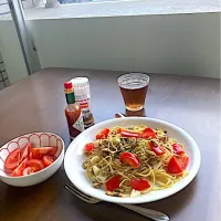 今日の晩ご飯@マンション・ベランダ　あさり缶と赤パプリカとにんにくと赤唐辛子とオリーブオイルのスパゲッティ、トマトサラダ