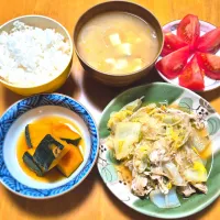 白菜ともやしと豚肉のフライパン蒸し、かぼちゃの煮物、みそ汁|みさん