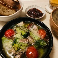 イワシ缶のアヒージョ🐟ホタルイカの醤油漬け🦑もずくときのこのお味噌汁🍄|gunlove❤さん