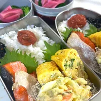 鮭の塩焼き　玉子ポテトサラダ🥗ネギ入りだし巻き玉子　ブロッコリー🥦紫玉ねぎマリネ🟣|まゆさん