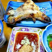 9年前の釣り魚ディナーその④ 活き〆血抜きメジ（60cm〰️90cm迄のぶり）のカマの塩焼きと、ウニ漁真っ只中なのでバフンウニ✹✹✹（エゾバフンとは全く別物で買えばエゾバフンの何倍も値段がします）| 🐈⸒⸒⸒⸒つるのダンス🐈🐾さん
