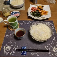 そうめん&ひやむぎ、揚げ物盛り合わせ、刻みロースハム、沢庵、熱い日本茶(昼飯)|enarinさん