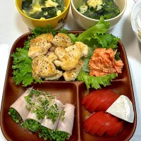 塩だれチキン&にんじんのマヨ胡麻和え&ブロッコリースプラウトのハム巻き&チートマ&ワカメと卵のスープ|なおさん