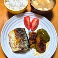 ピーマンの肉詰め、鯖の塩焼き、みそ汁|みさん