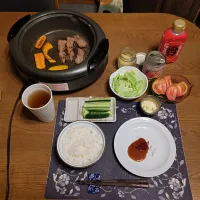 ご飯、鉄板焼き、バリバリキャベツ、トマト、きゅうりスティック、沢庵、麦茶、手作りミルクココアゼリー、訳けあり白桃(缶詰)(夕飯)|enarinさん