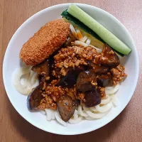 麻婆茄子うどんにコロッケときゅうりのせて|ナナさん