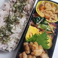 ☆高校生弁当☆雑穀米、昆布ふりかけ、切干大根、小松菜ナムル、カニカマ卵焼き、唐揚げ|ｼｮｺﾗさん