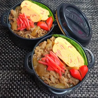 Snapdishの人気料理写真:母とムスコのラブラブおソロ♪つゆ抜き牛丼弁当