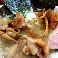 【毎週木曜日はベテラン助っ人営業Day】
【TRYラーメン大賞2025-2026 
名店 塩部門16位/MIX部門6位】
【食べログ ラーメン TOKYO 
百名店 2021~2025 選出】 
一条流がんこラーメン総本家 
分家 四谷荒木町
昨日のイカ煮干＆あさり煮干＆干しむきエビのSPスープの残りに、
大量の雑魚煮干を加えたスープの100ラーメン (1順目ver、1,300円) 
―麺半分100g (通常200g)
＋つけ玉 (がんこ/覆麺智/花木
共通メンバーカード提示で無料)
―叉焼1枚無し
＋海苔4枚 (叉焼1枚無しから無料変更)
@四谷三丁目4分 
(JR新宿駅から徒歩28分)
26127
〈醤62塩23噌󠄀8タ5出12F4冷3チ3混3つ2担1沖1〉
| 大脇さん